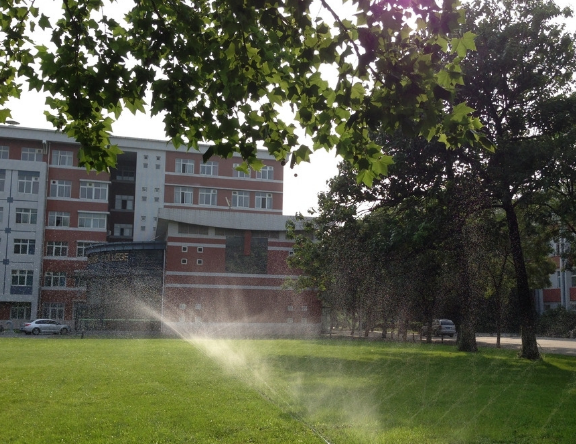 校園環(huán)境文化建設(shè)有著深遠(yuǎn)的現(xiàn)實(shí)意義