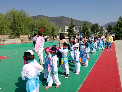 “潤(rùn)物無(wú)聲”幼兒園文化建設(shè)內(nèi)容，打造多樣性+藝術(shù)性幼兒園。     