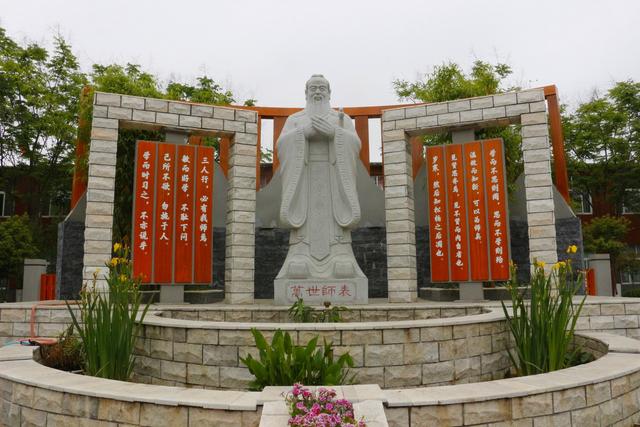 學(xué)校人文環(huán)境建設(shè)，人文物質(zhì)環(huán)境+人文精神環(huán)境     