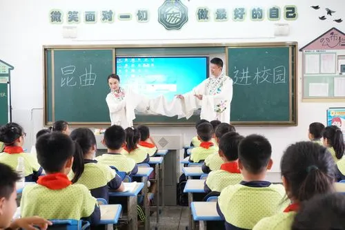 校園文化的建設(shè)應(yīng)該豐富多彩，突出校園文化遺產(chǎn)