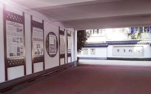 在校園的整體設計中，優(yōu)化了群體建筑的外部空間